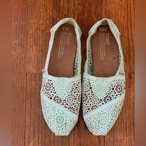 TOMS crochet mint green slip on - size 6.5